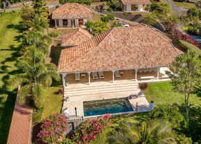 Hameau Cerisier piscine et vue mer